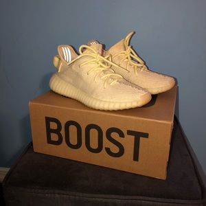 BUTTER YEEZY’S SIZE 4
